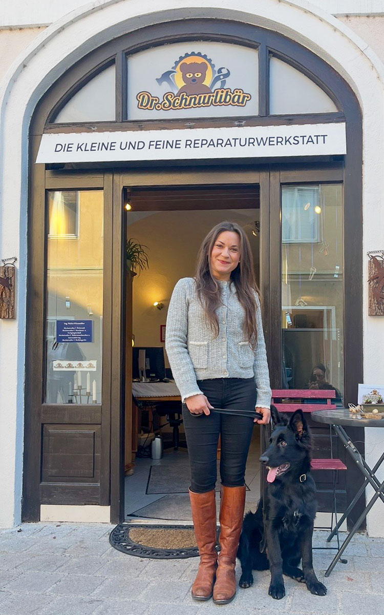 Lisa Wiesmüller vor dem Geschäft Dr. Schnurlibär